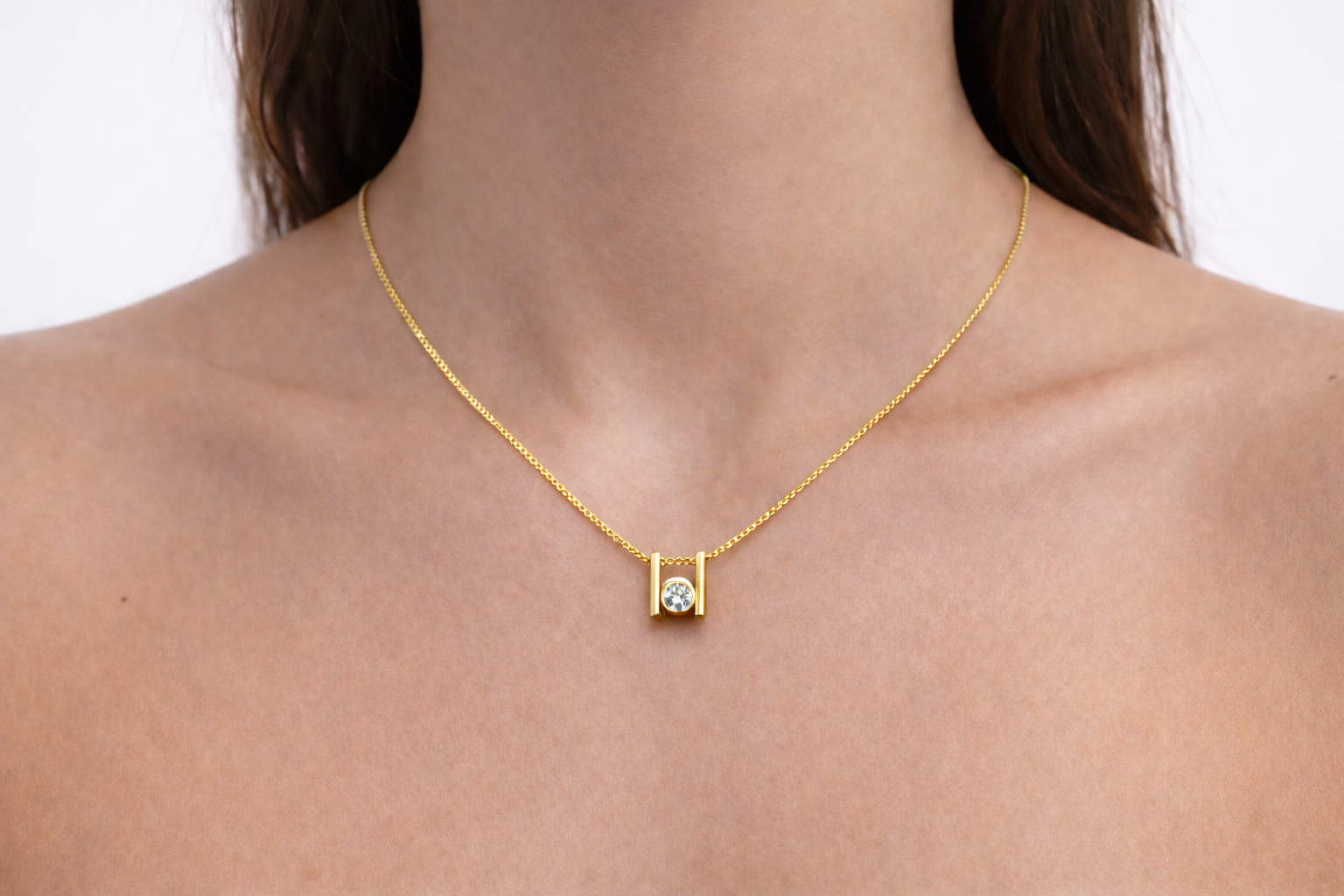 colgante de oro amarillo con punto de luz