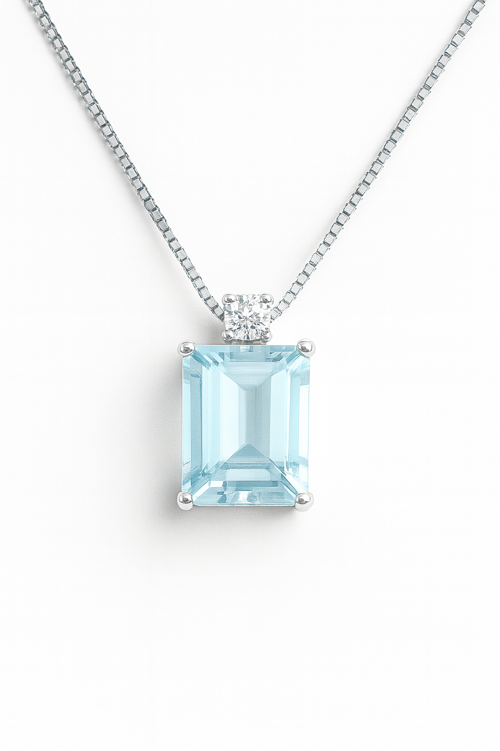 Colgante con Diamantes y Aguamarina 0.04 cts en Oro blanco 18K