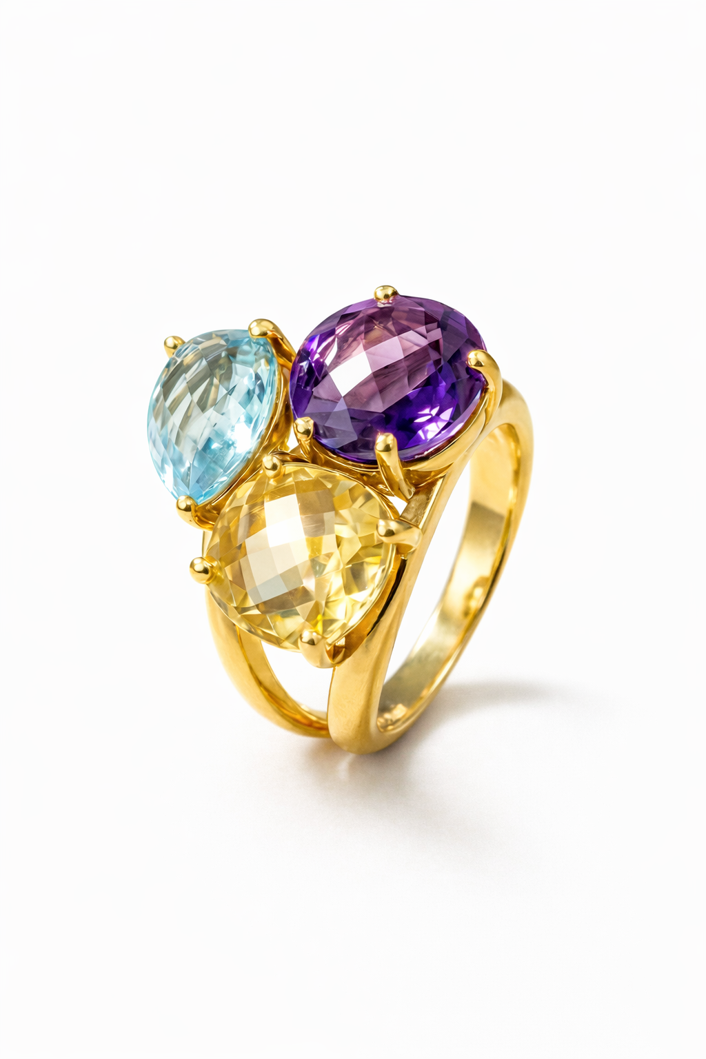 anillo de oro amarillo con amatista, citrino y topacio azul