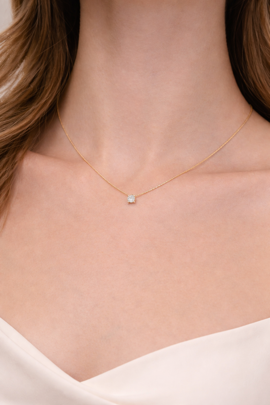 colgante de oro amarillo con punto de luz