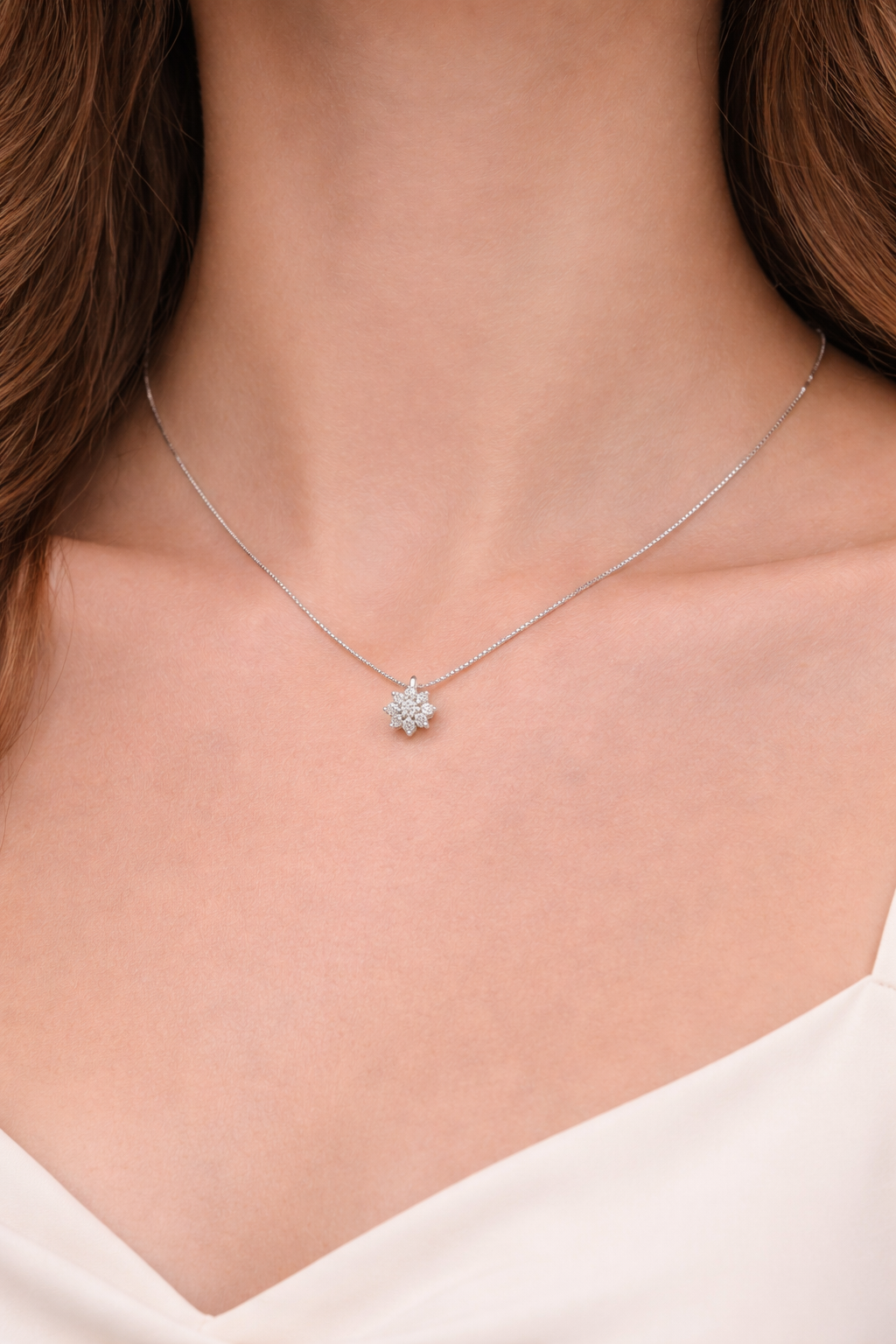 Colgante de oro blanco con roseta